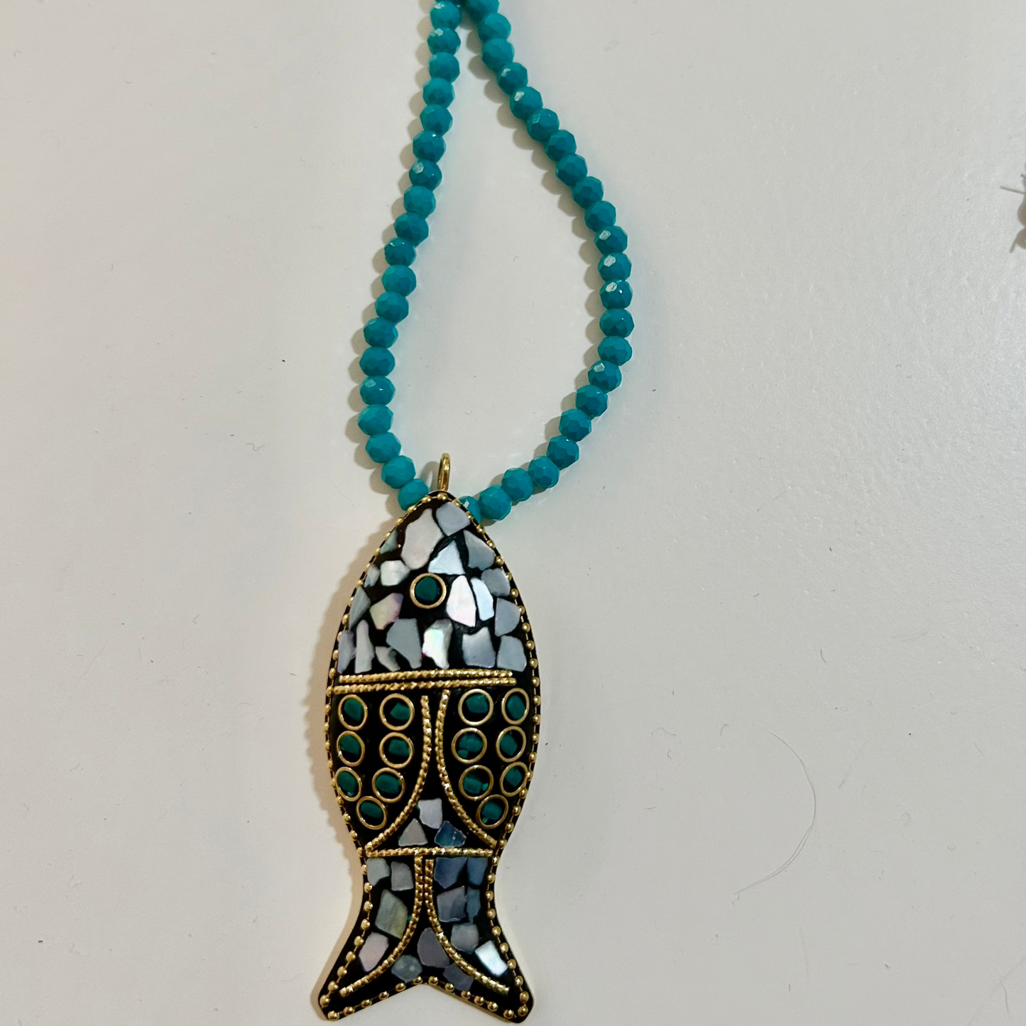 Colar Miçangas Turquesa com Pingente Peixe Marroquino