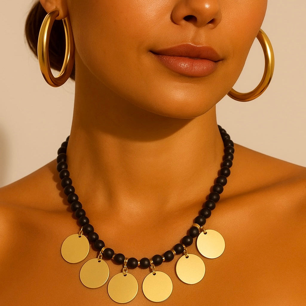 Colar Miçangas Pretas e Turquesa com Placas Dourada