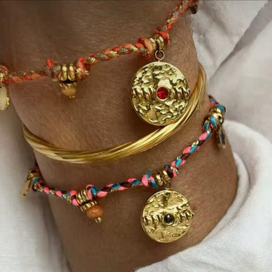 Pulseira Fio Trançados com Pingentes Medalhas