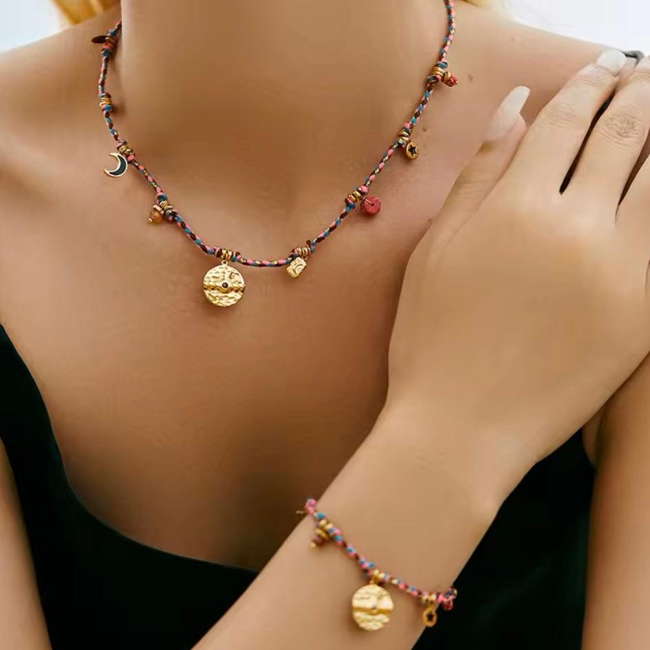 Pulseira Fio Trançados com Pingentes Medalhas