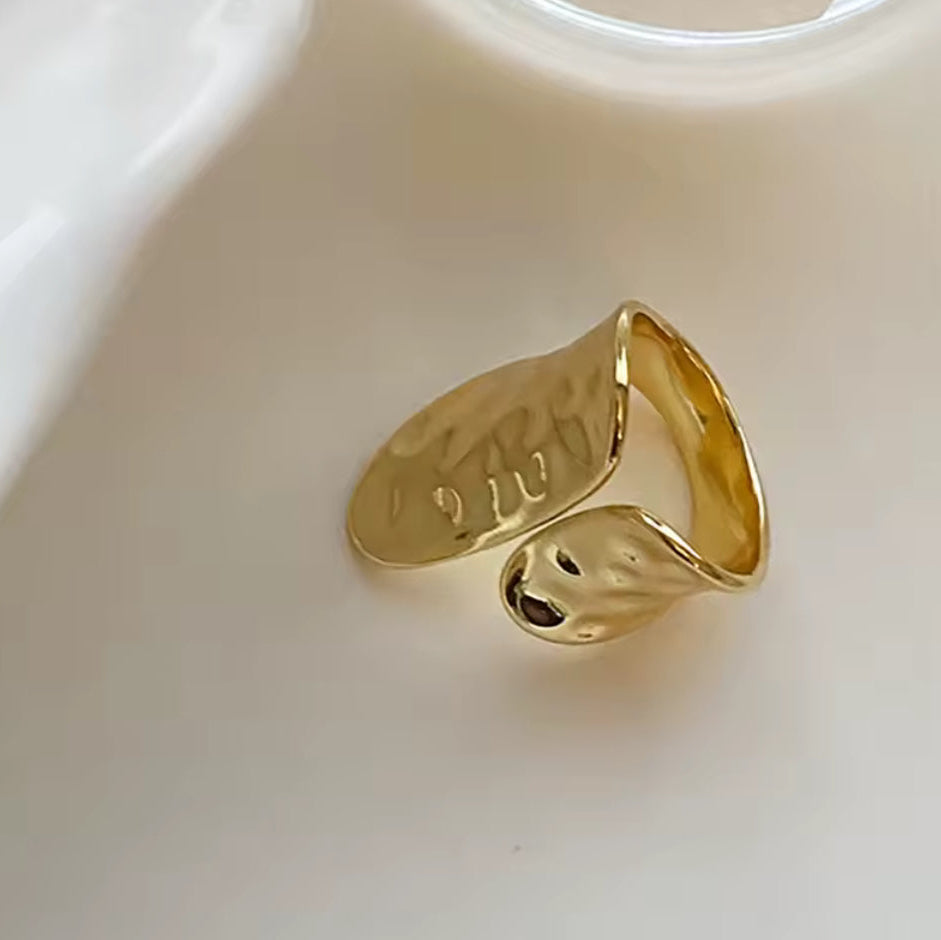 Anel Aberto Martelado Dourado