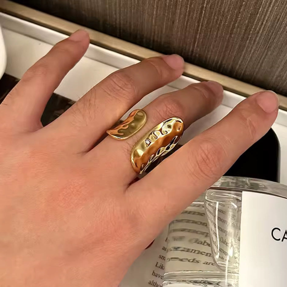 Anel Aberto Martelado Dourado