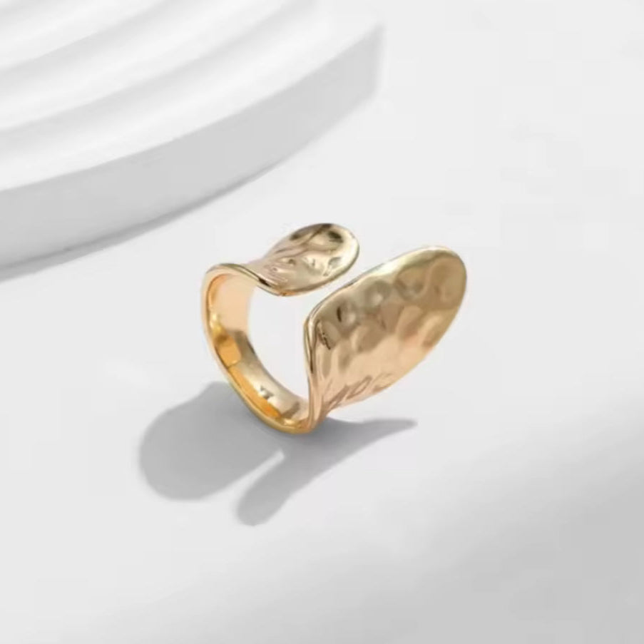 Anel Aberto Martelado Dourado