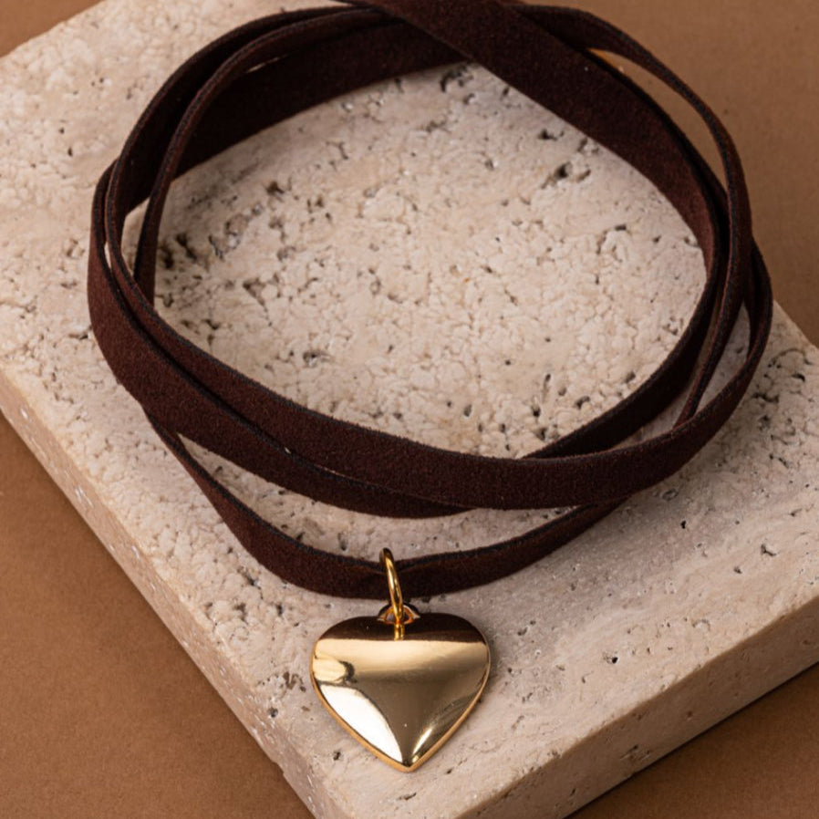 Colar Tira De Veludo Com Ponteira e Coração Dourado