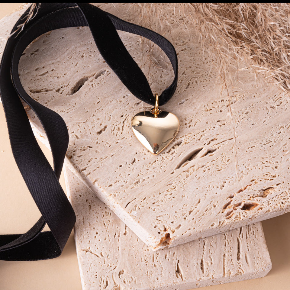 Colar Tira De Veludo Com Ponteira e Coração Dourado