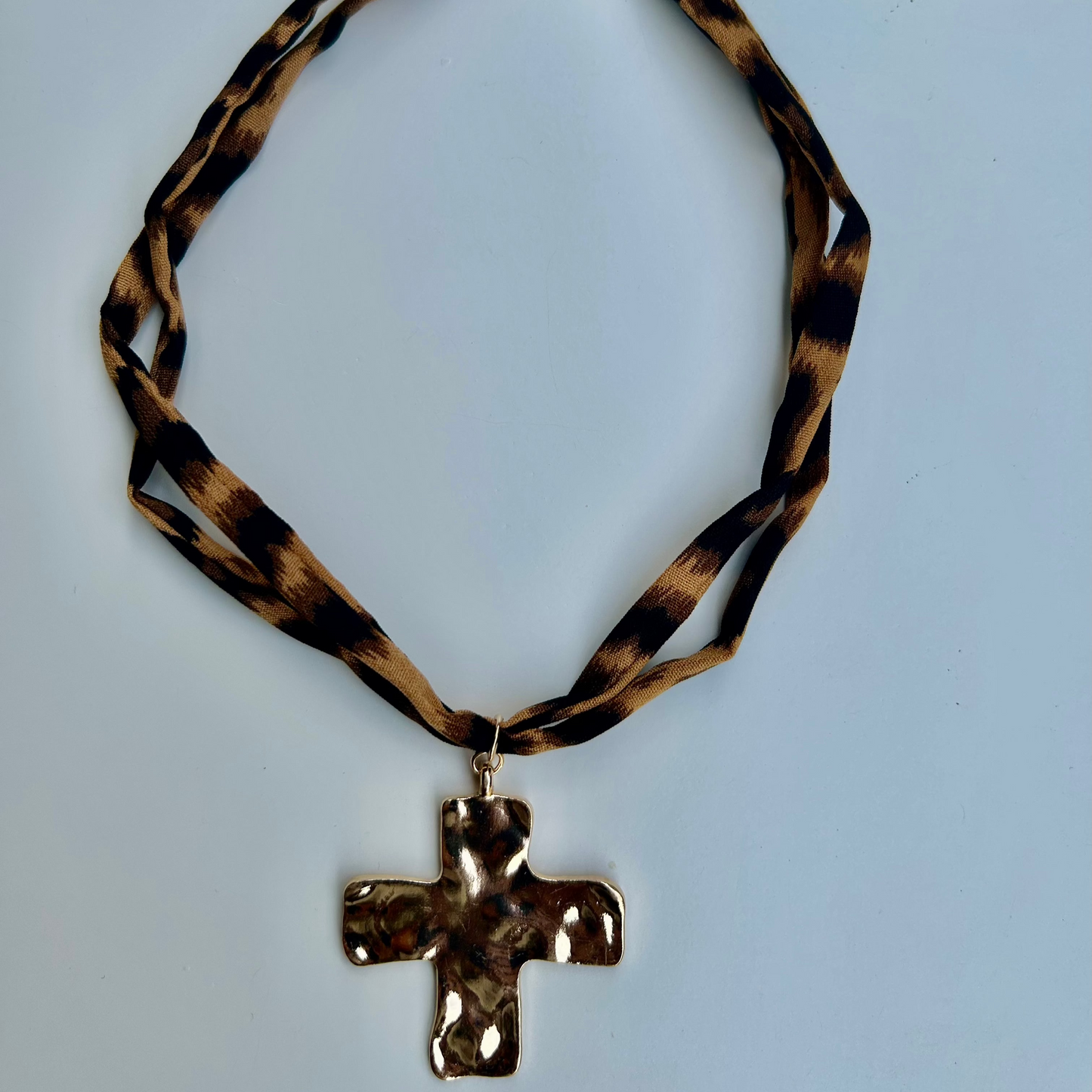 Colar 2 Tiras de Tecido Animal Print com Cruz Dourada.