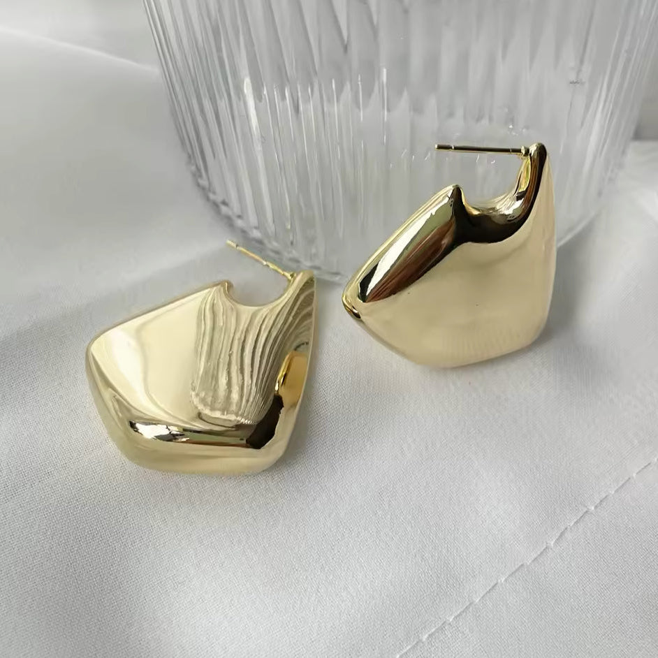 Brinco Argola Irregular Liso Dourado
