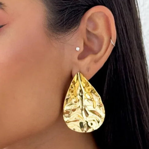 Brinco Em Forma De Folha Martelado Dourado.