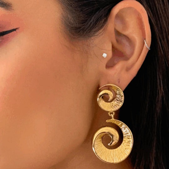 Brinco Espiral Trabalhada Dourado Folheado