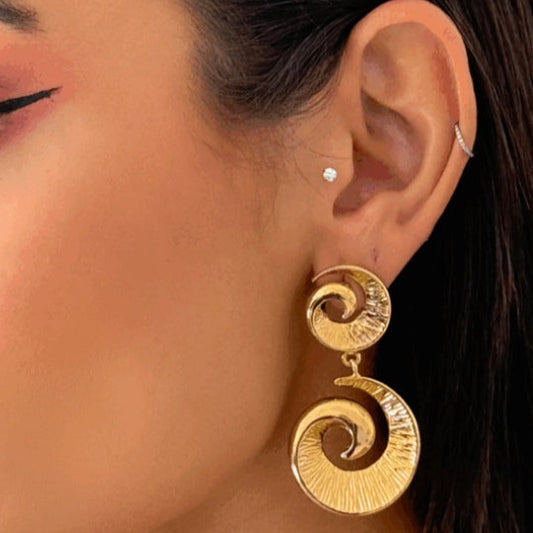 Brinco Espiral Trabalhada  Dourado Folheado