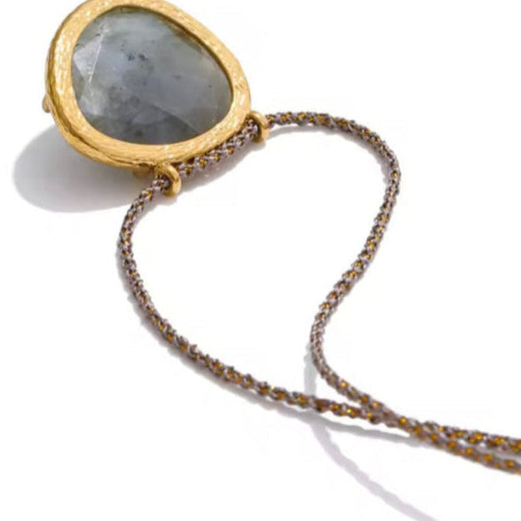 Colar Fio Aço Dourado com Pedra Espectrolita Àgata