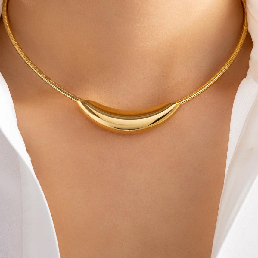 Colar Em Aço e Folheado Com Aro Dourado Folheado.