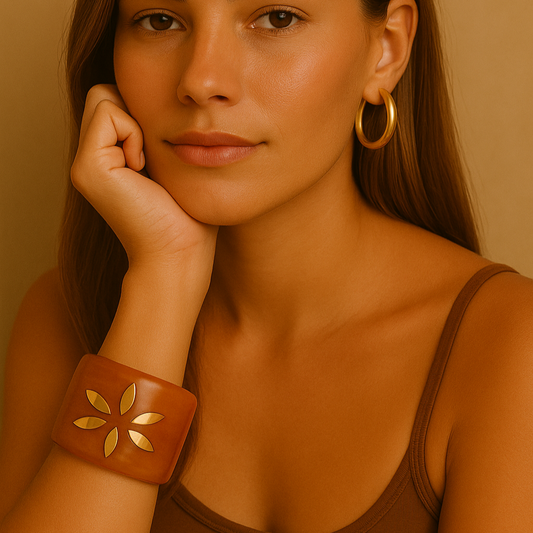 Pulseira. Bracelete Indiana Com detalhes em dourado