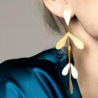 Brinco Plaquinhas Penduradas Dourado