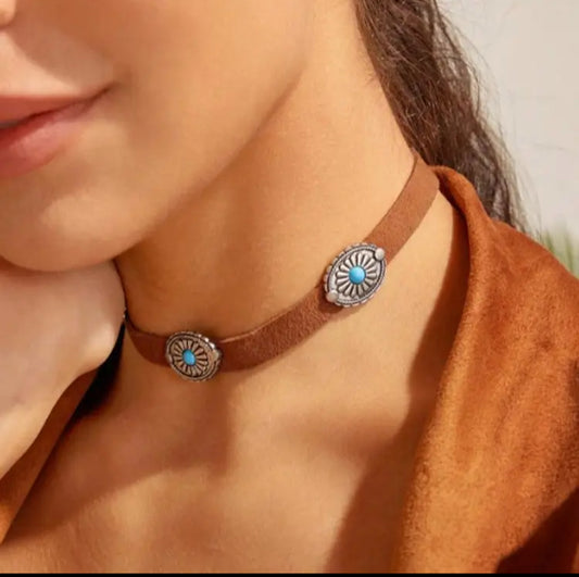 Colar Chocker Camurça com Pingente Floral e turquesa Prateado