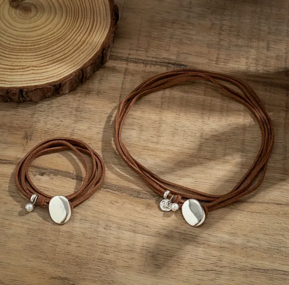 Colar Chocker Fio Camurça com Pingente Prateado e Pulseira