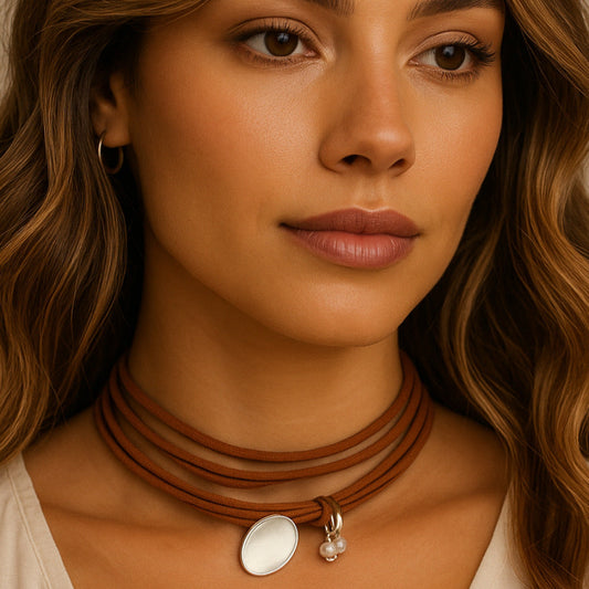 Colar Chocker Fio Camurça com Pingente Prateado e Pulseira