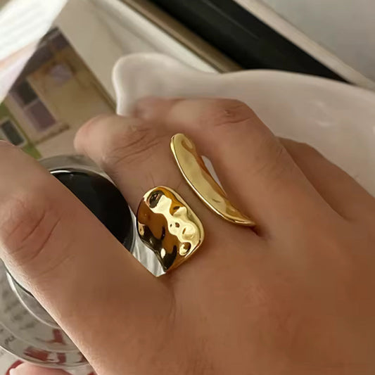 Anel Aberto Martelado Dourado